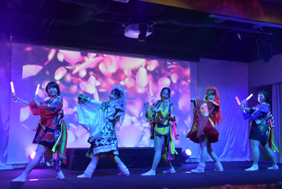 Tokyo: Traditional Story/Female Samurai Show With Drink - Preparing for the Evening